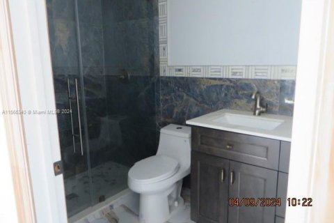 House in Miami, Florida 5 bedrooms, 677.44 sq.m. № 1102888 - photo 11