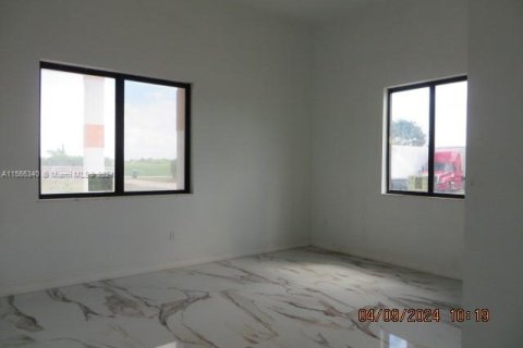 House in Miami, Florida 5 bedrooms, 677.44 sq.m. № 1102888 - photo 6