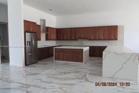 Villa ou maison à vendre à Miami, Floride: 5 chambres, 677.44 m2 № 1102888 - photo 2