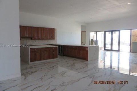 House in Miami, Florida 5 bedrooms, 677.44 sq.m. № 1102888 - photo 3