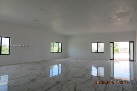 House in Miami, Florida 5 bedrooms, 677.44 sq.m. № 1102888 - photo 8