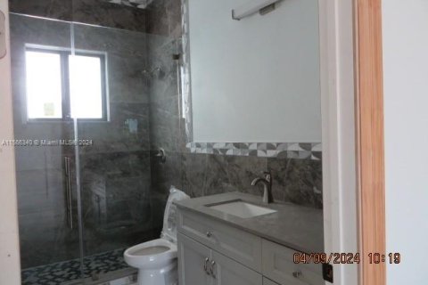 House in Miami, Florida 5 bedrooms, 677.44 sq.m. № 1102888 - photo 10