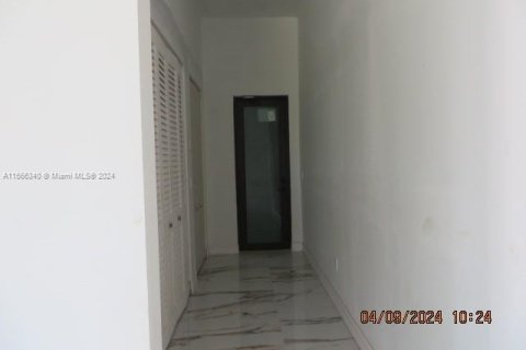 House in Miami, Florida 5 bedrooms, 677.44 sq.m. № 1102888 - photo 5