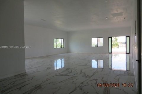 House in Miami, Florida 5 bedrooms, 677.44 sq.m. № 1102888 - photo 7