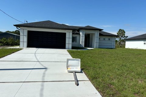 House in Lehigh Acres, Florida 3 bedrooms № 1305878 - photo 1