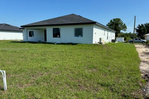 House in Lehigh Acres, Florida 3 bedrooms № 1305878 - photo 8