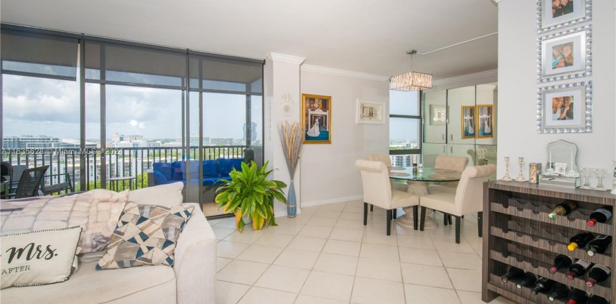 Condominio en Aventura, Florida, 1 dormitorio  № 1305913