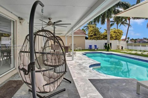 House in Hollywood, Florida 4 bedrooms, 187.2 sq.m. № 1347783 - photo 11