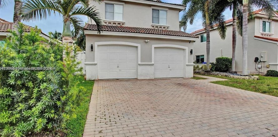 House in Hollywood, Florida 4 bedrooms, 187.2 sq.m. № 1347783