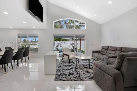 Casa en venta en Hollywood, Florida, 4 dormitorios, 187.2 m2 № 1347783 - foto 15