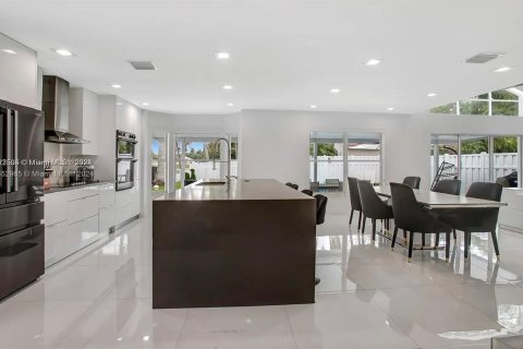 Casa en venta en Hollywood, Florida, 4 dormitorios, 187.2 m2 № 1347783 - foto 16