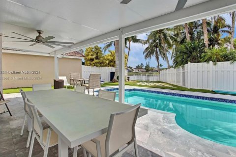 House in Hollywood, Florida 4 bedrooms, 187.2 sq.m. № 1347783 - photo 5