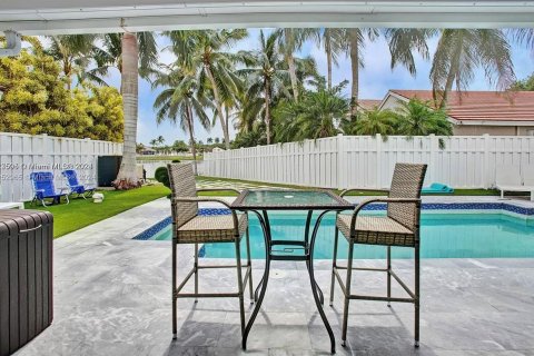 House in Hollywood, Florida 4 bedrooms, 187.2 sq.m. № 1347783 - photo 12