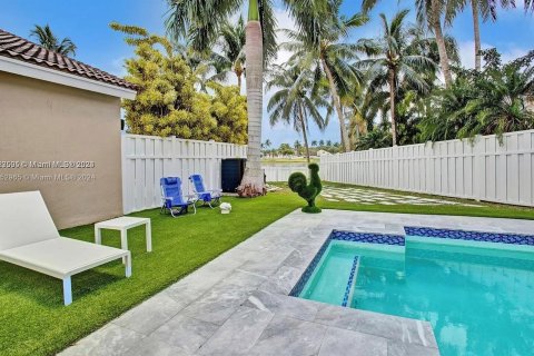 House in Hollywood, Florida 4 bedrooms, 187.2 sq.m. № 1347783 - photo 6