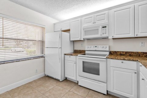 Condo in Palm Beach Gardens, Florida, 2 bedrooms  № 948949 - photo 13