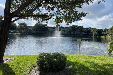 Condo in Lauderdale Lakes, Florida, 2 bedrooms  № 948951 - photo 3