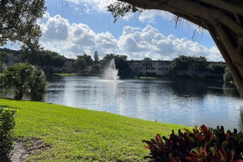 Condo in Lauderdale Lakes, Florida, 2 bedrooms  № 948951 - photo 4