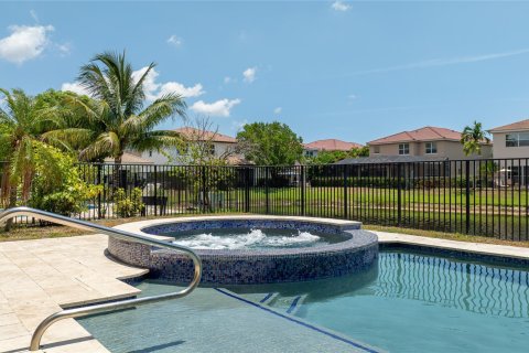House in Coconut Creek, Florida 5 bedrooms, 366.41 sq.m. № 1222807 - photo 22