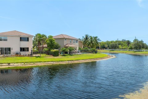 House in Coconut Creek, Florida 5 bedrooms, 366.41 sq.m. № 1222807 - photo 20