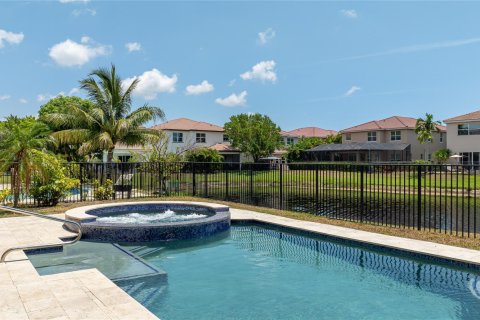 House in Coconut Creek, Florida 5 bedrooms, 366.41 sq.m. № 1222807 - photo 24