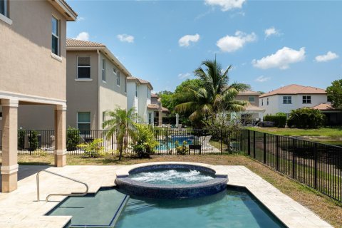 House in Coconut Creek, Florida 5 bedrooms, 366.41 sq.m. № 1222807 - photo 21