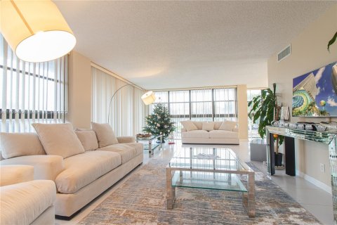 Condominio en venta en Hallandale Beach, Florida, 2 dormitorios, 132.85 m2 № 886300 - foto 5