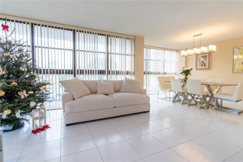Condominio en venta en Hallandale Beach, Florida, 2 dormitorios, 132.85 m2 № 886300 - foto 2