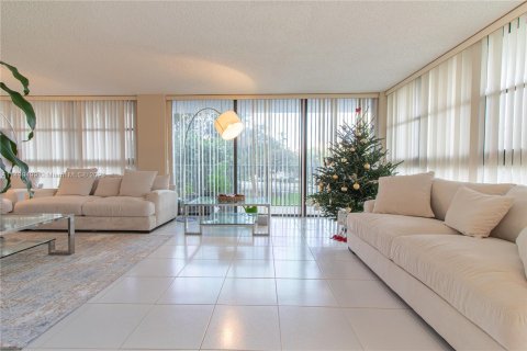 Condominio en venta en Hallandale Beach, Florida, 2 dormitorios, 132.85 m2 № 886300 - foto 4