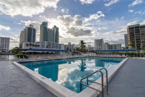 Condominio en venta en Hallandale Beach, Florida, 2 dormitorios, 132.85 m2 № 886300 - foto 20