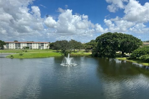 Condo in Coconut Creek, Florida, 2 bedrooms  № 1332831 - photo 2