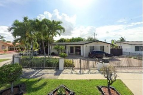 House in Hialeah, Florida 3 bedrooms, 158.12 sq.m. № 1328266 - photo 3