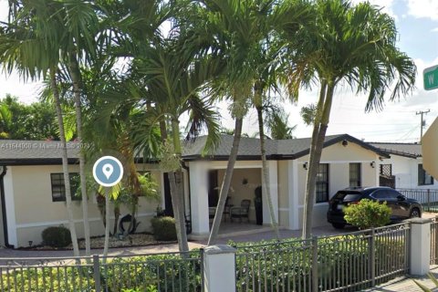 House in Hialeah, Florida 3 bedrooms, 158.12 sq.m. № 1328266 - photo 1