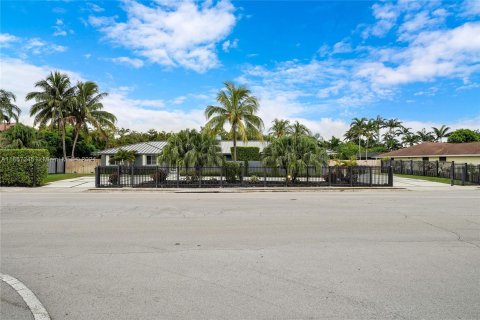 House in Miami, Florida 5 bedrooms, 274.06 sq.m. № 1358477 - photo 1