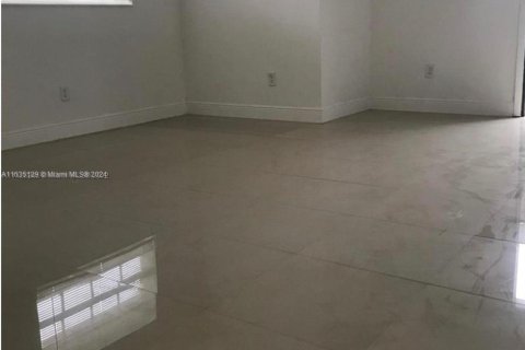 Propiedad comercial en venta en Opa-locka, Florida № 1305260 - foto 3