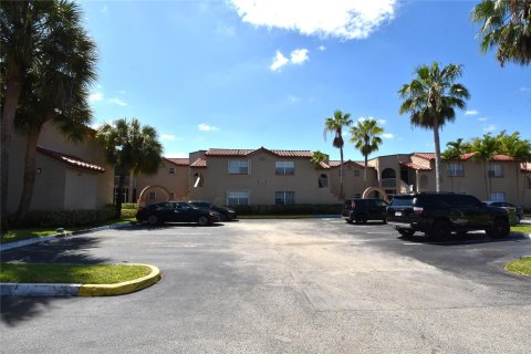 Condo in Pembroke Pines, Florida, 1 bedroom  № 1079660 - photo 12