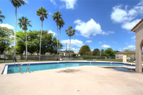 Condo in Pembroke Pines, Florida, 1 bedroom  № 1079660 - photo 1