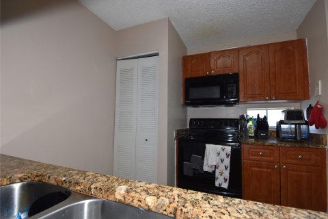 Condo in Pembroke Pines, Florida, 1 bedroom  № 1079660 - photo 10