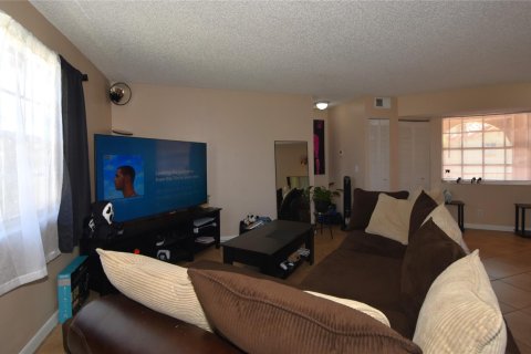 Condo in Pembroke Pines, Florida, 1 bedroom  № 1079660 - photo 9