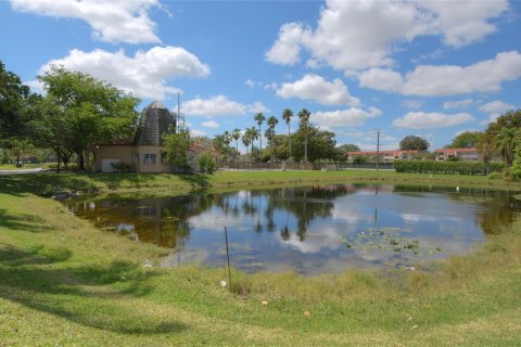 Condo in Pembroke Pines, Florida, 1 bedroom  № 1079660 - photo 16