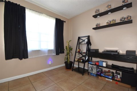 Condo in Pembroke Pines, Florida, 1 bedroom  № 1079660 - photo 15