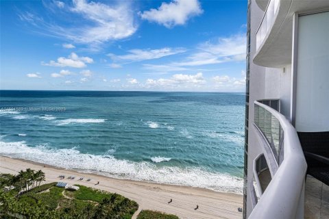 Condo in Sunny Isles Beach, Florida, 3 bedrooms  № 911649 - photo 11