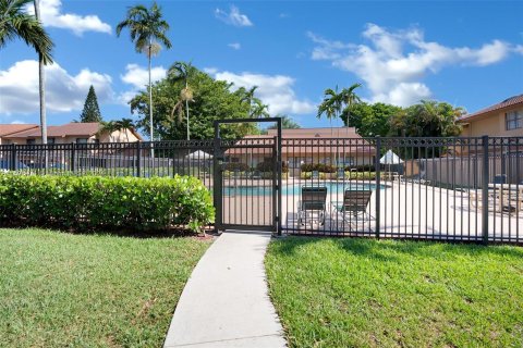 Townhouse in Pembroke Pines, Florida 2 bedrooms, 90.67 sq.m. № 1209025 - photo 19