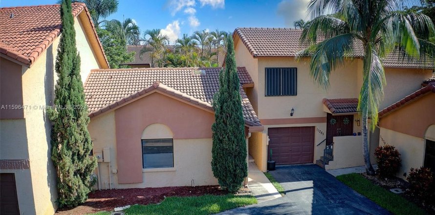 Townhouse in Pembroke Pines, Florida 2 bedrooms, 90.67 sq.m. № 1209025