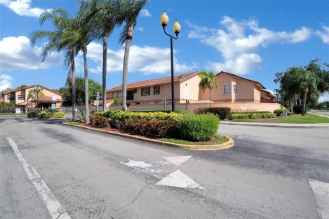 Townhouse in Pembroke Pines, Florida 2 bedrooms, 90.67 sq.m. № 1209025 - photo 23