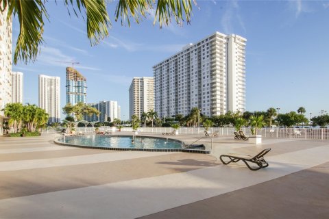 Condo in Sunny Isles Beach, Florida, 2 bedrooms  № 648322 - photo 7