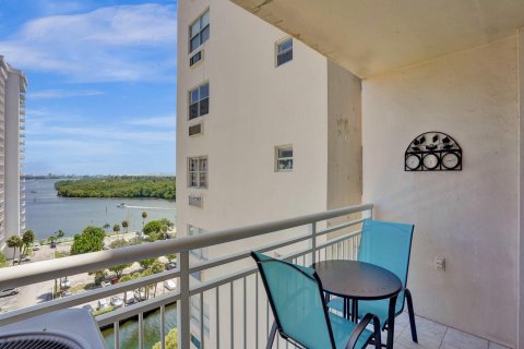 Condo in Sunny Isles Beach, Florida, 2 bedrooms  № 648322 - photo 24