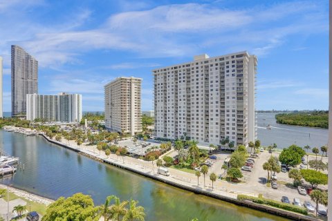 Condo in Sunny Isles Beach, Florida, 2 bedrooms  № 648322 - photo 23