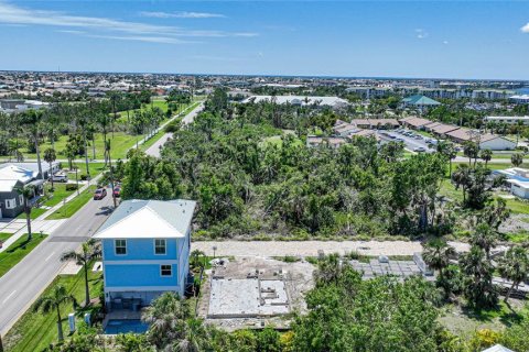 House in Punta Gorda, Florida 3 bedrooms, 215.16 sq.m. № 484790 - photo 12