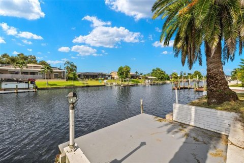 Villa ou maison à vendre à Cape Coral, Floride: 3 chambres, 191.66 m2 № 1342707 - photo 26