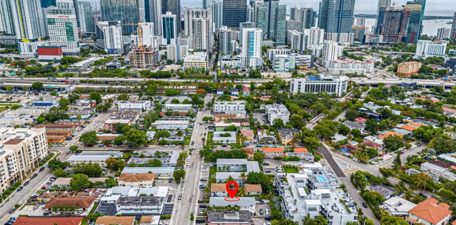 Commercial property in Miami, Florida № 1227990